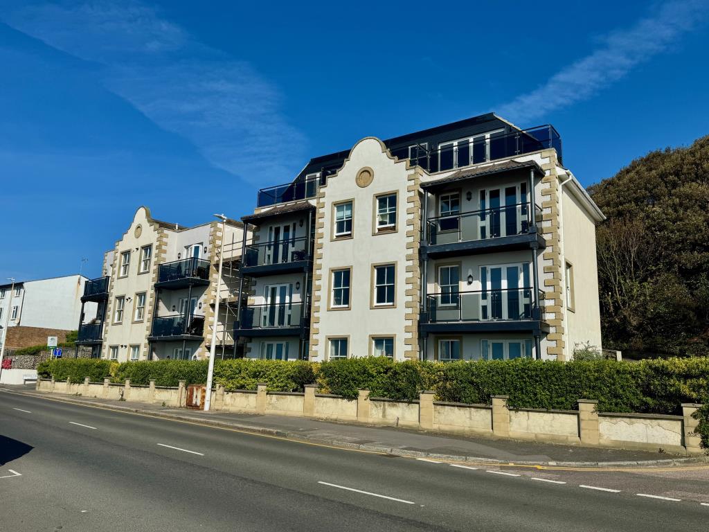 Lot: 111 - TWO ADJACENT SEA FRONT BLOCKS COMPRISING ELEVEN APARTMENTS - Front of buildings